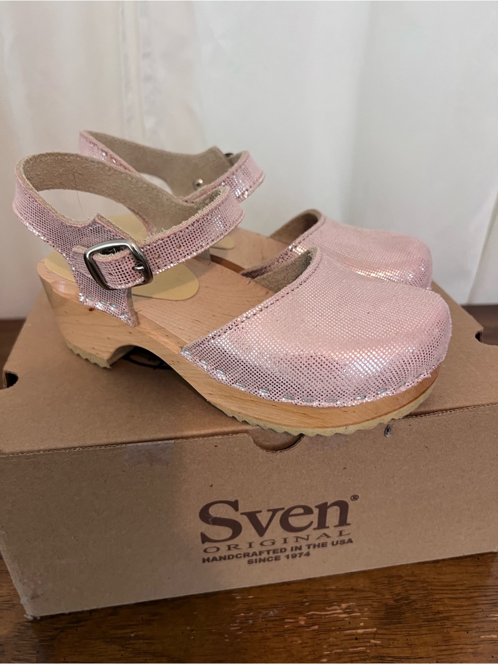 Sven Originals Kids metalic pink Mary Jane clogs.